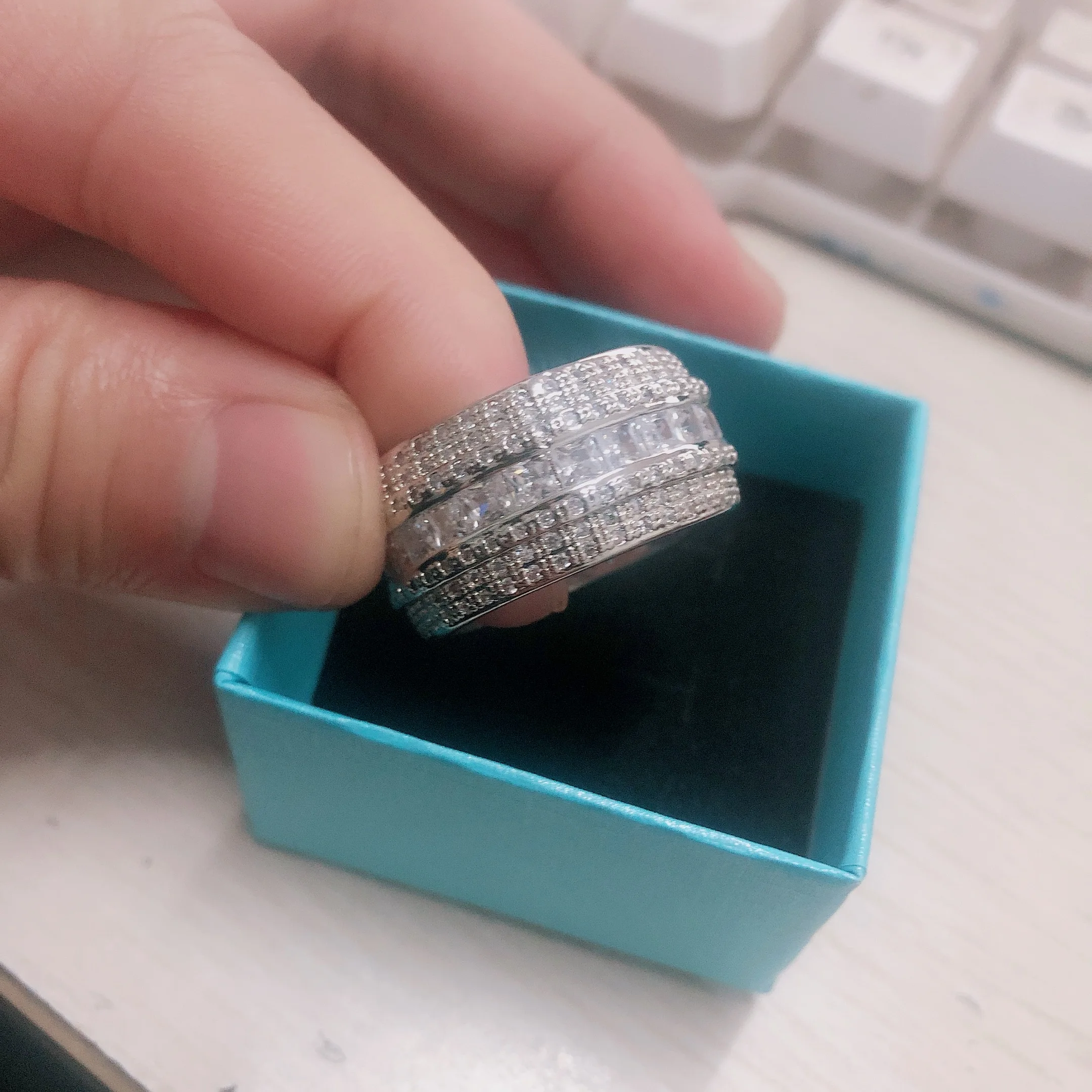 

Женское кольцо из серебра 925 пробы, с большим пальцем
