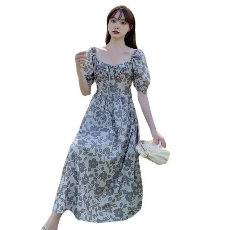 Элегантное длинное платье уменьшающее возраст с высокой талией и короткими