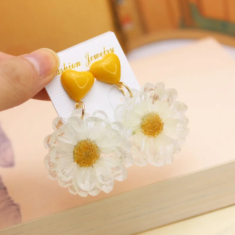 

New Sight Heart Sunflower Stud Earrings for Women Simple Style Acrylic Daisy Earrings