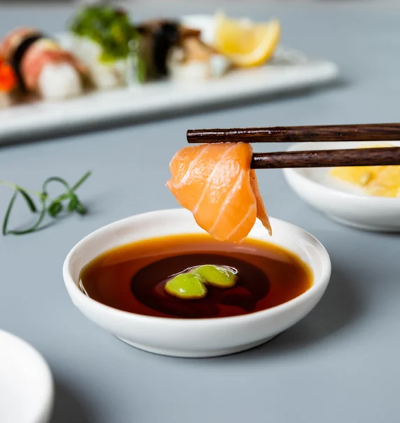 Керамическая маленькая тарелка в японском стиле с растениями и кошками