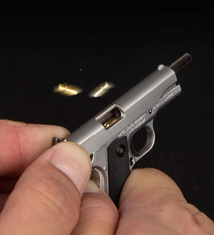 Металлический брелок в форме пистолета