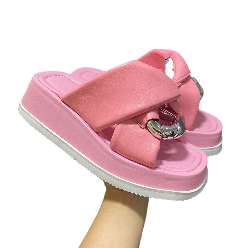 

Женские летние шлепанцы, модные сандалии на платформе с металлическим украшением, пляжные шлепанцы из натуральной кожи с мягкой подошвой и...