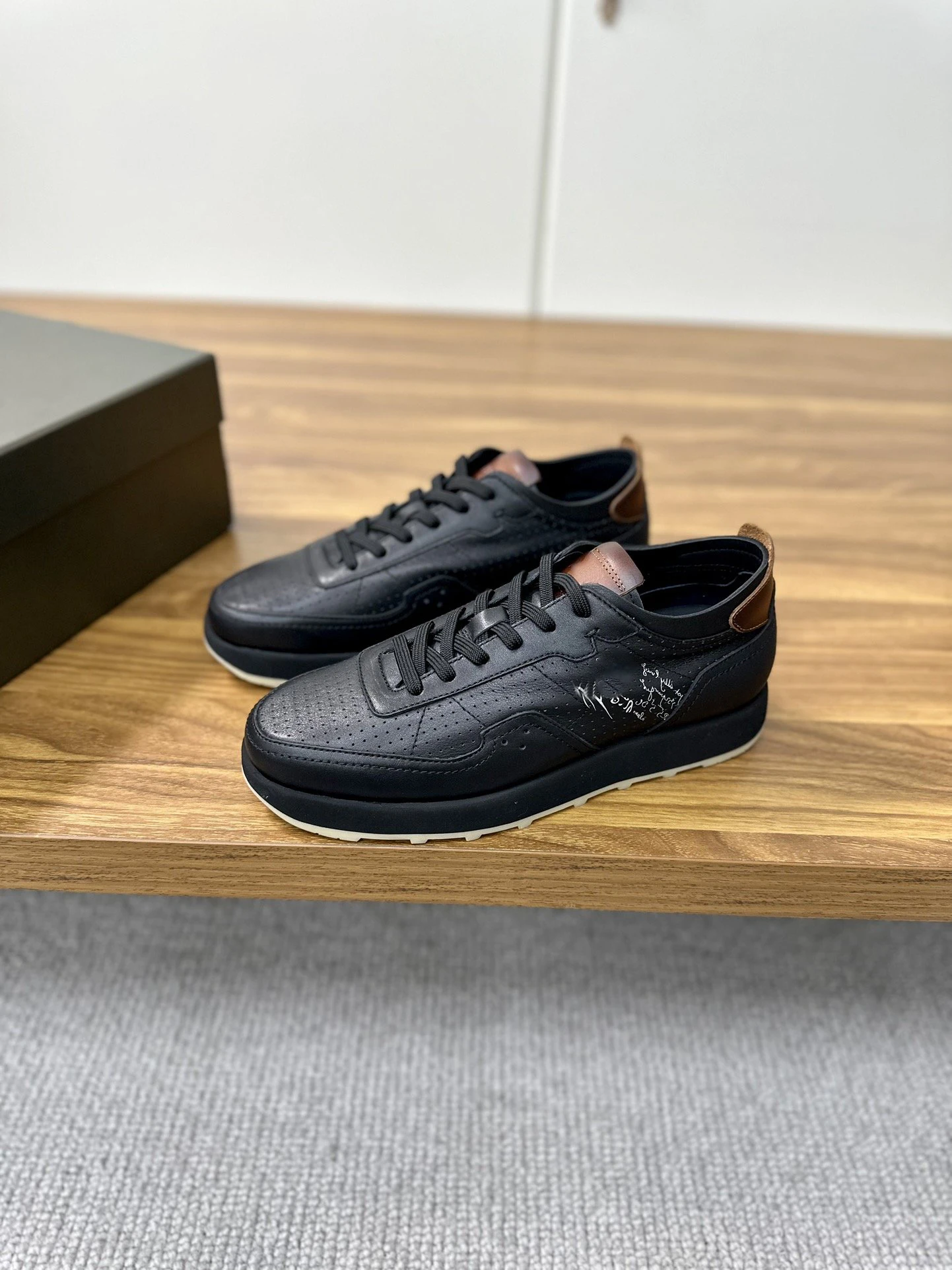 

Высококачественные роскошные дизайнерские мужские кроссовки из телячьей кожи с низким верхом из белой телячьей кожи на плоской подошве без застежек в повседневном и деловом стиле