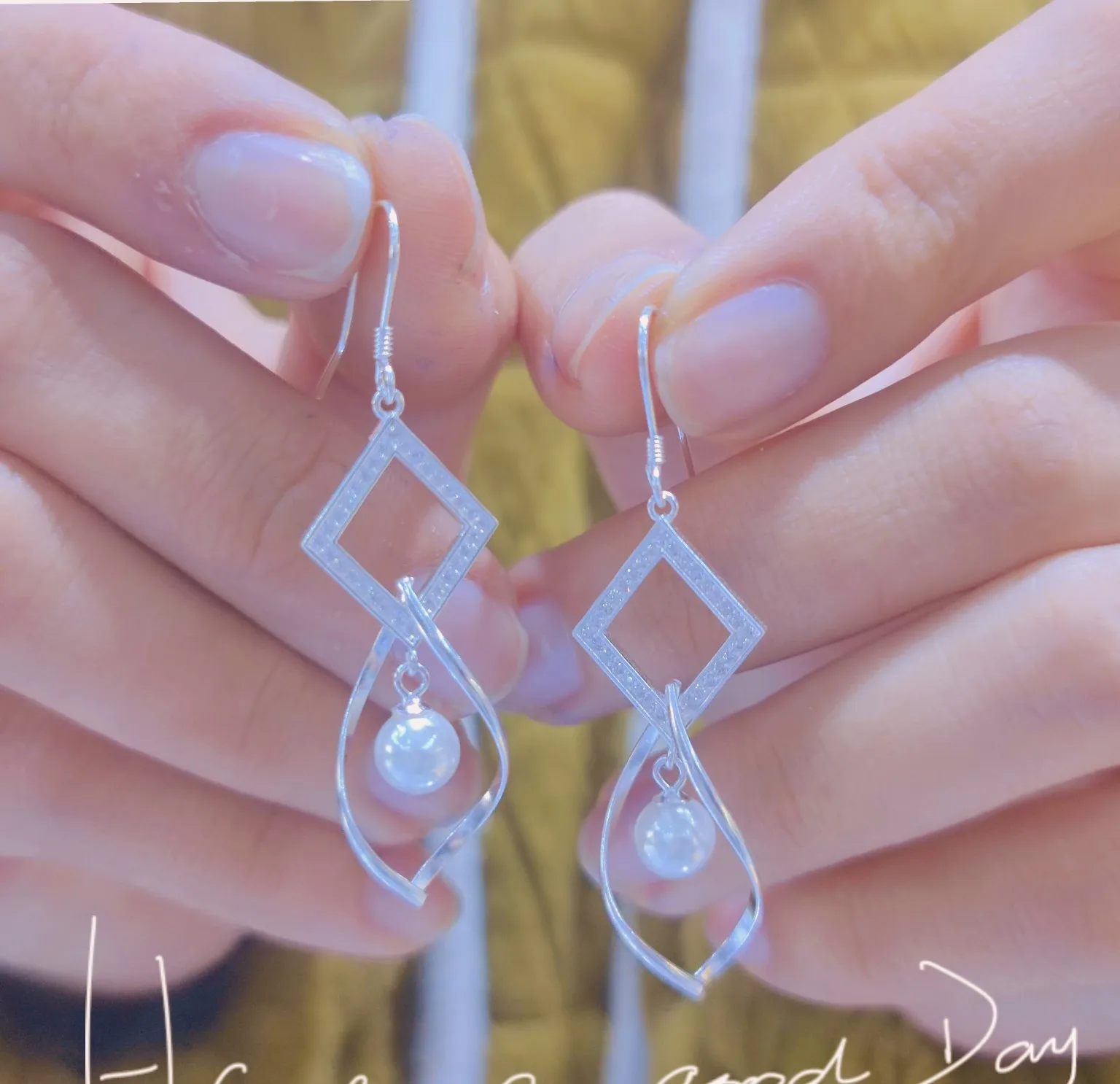 

Diamond Twisted Shell Micro-set Earrings