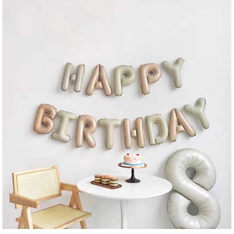 Набор на день рождения с кремовой карамелью и шоколадными буквами воздушный шар