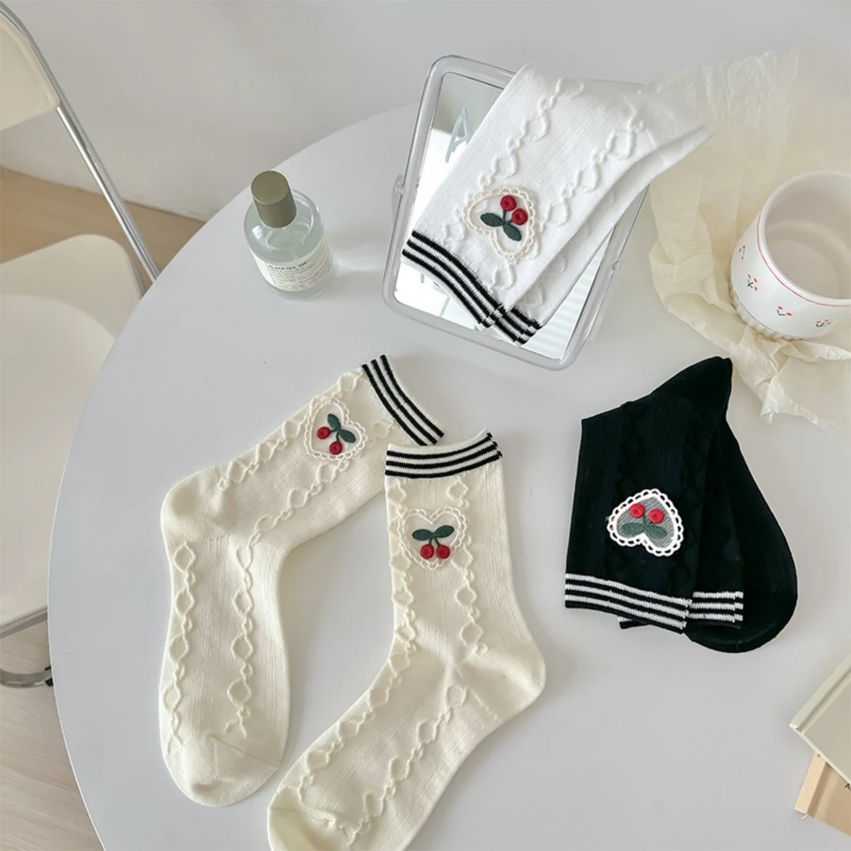 

Fashion Sweet Tied Girly Wind Gentle White Love Mid-tube Spring Autumn Lolita Cute Cherry Embroidery Pile Pile Socks Female