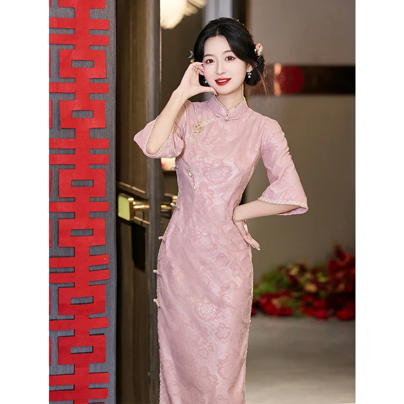 Фото Розовое платье Cheongsam 2025 для невест, новое китайское обручальное платье, свадебное осеннее повседневное платье Ципао №3