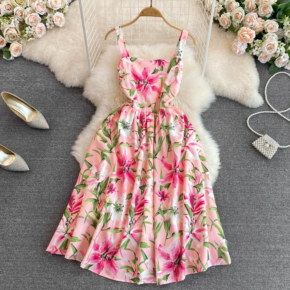 

Летнее платье без рукавов с тонким принтом на подтяжках