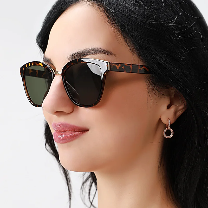 

2022 New Plastic Fashion Female Shades Big Frame Glasses Black Mirror Driving Sexy Simple Sunglasses High Quality New Trend