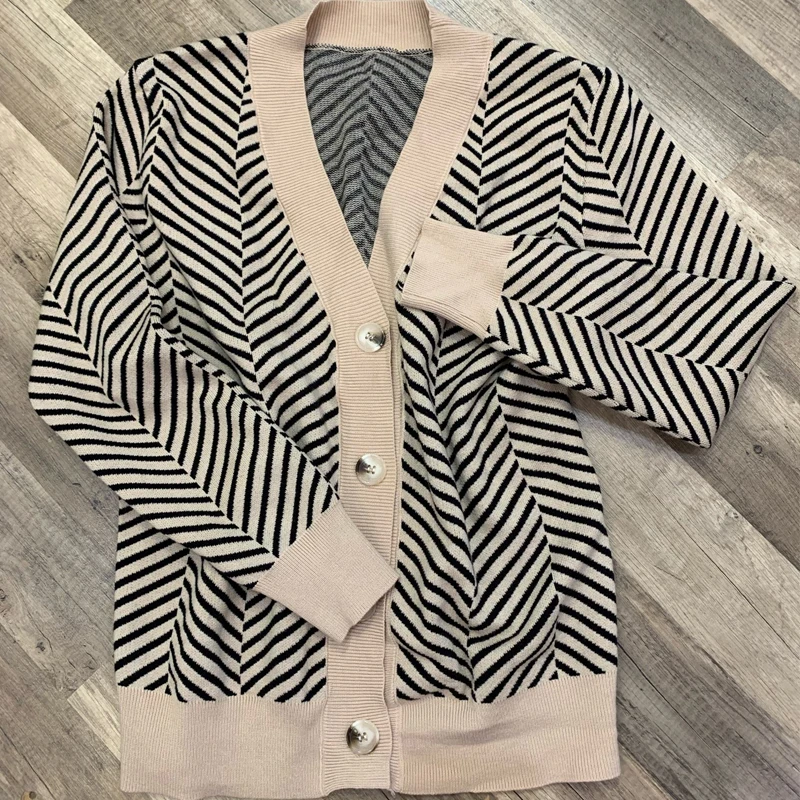 Зимний свитер в полоску с V-образным вырезом и пуговицами Рождественский