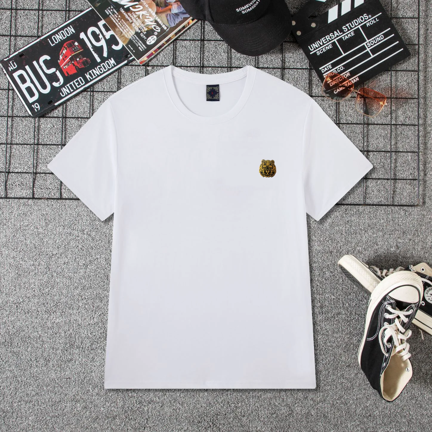 

Футболка мужская с коротким рукавом, круглым вырезом и вышивкой тигра