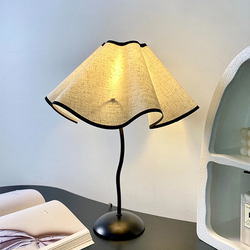 

Nordic flower table lamp Classical Italian LED table lamp Fabric lamp shade table lamp American umbrella living room table lamp