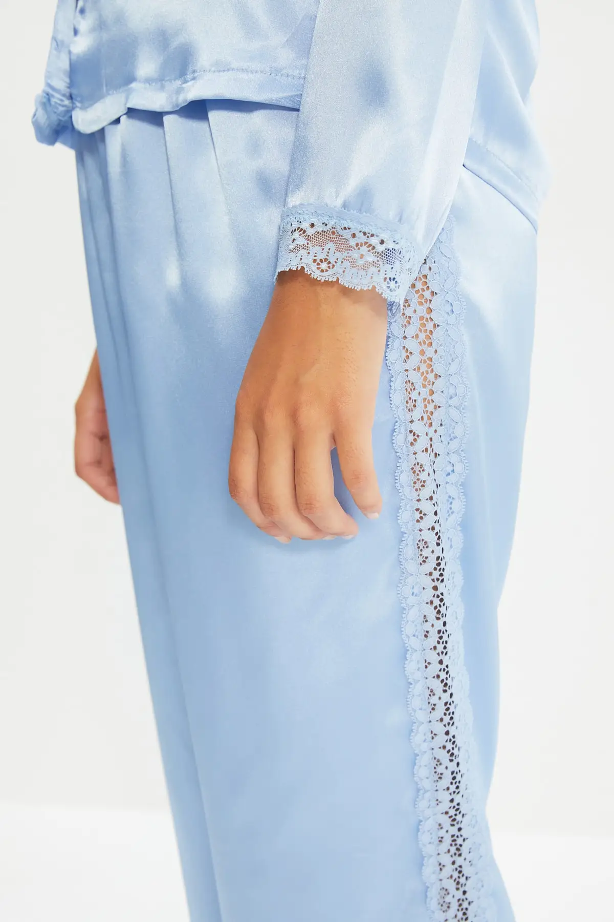 

Trendyol Lace Detail Woven Pajamas set THMAW22PT0352