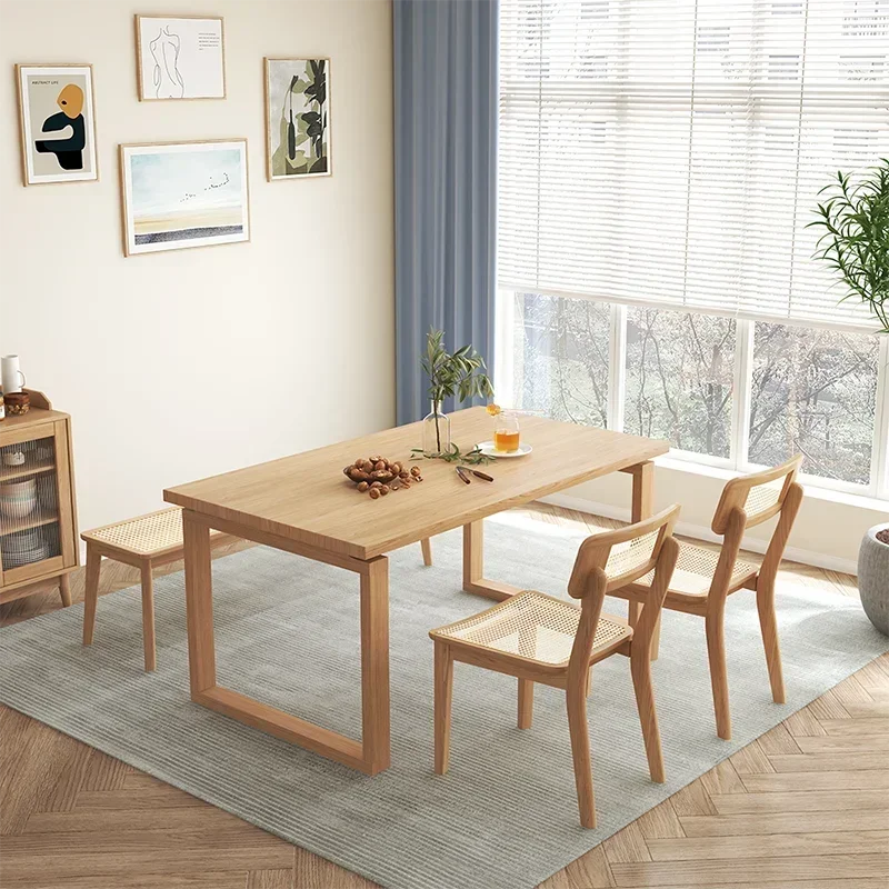 Обеденный стол из цельного дерева в скандинавском стиле небольшой бытовой