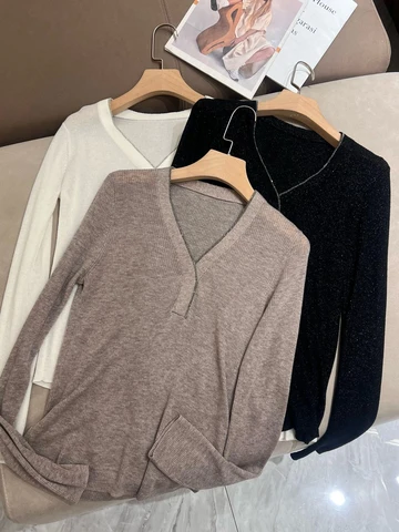 Шелковый вязаный свитер  V-образным вырезом