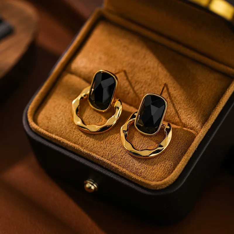 

Personalized Square Temperament Vintage Black Earrings