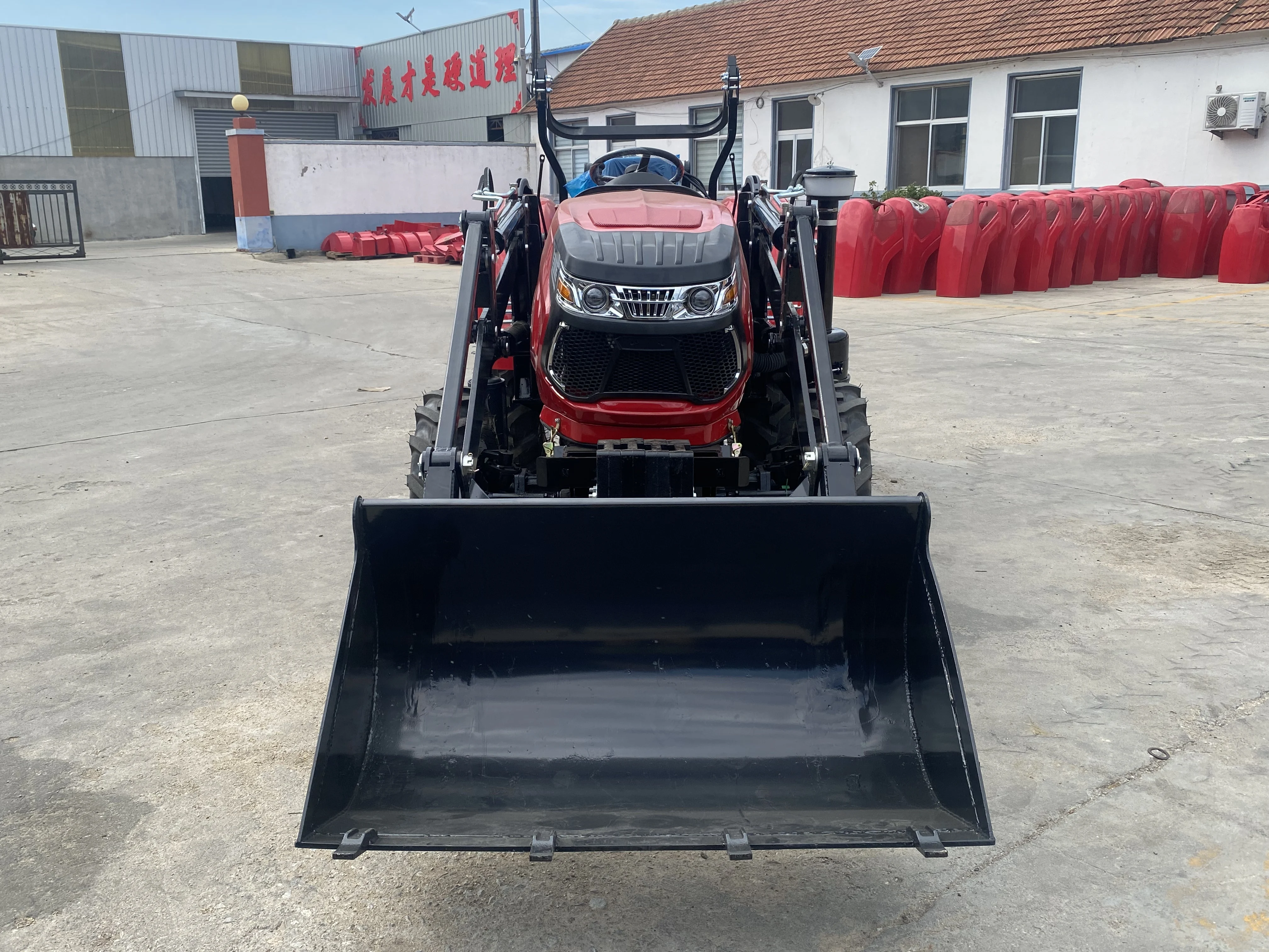 Фото Садовый трактор мощностью 70 л.с. 4WD — конструкция узкого тела, не повреждает фруктовые деревья №1