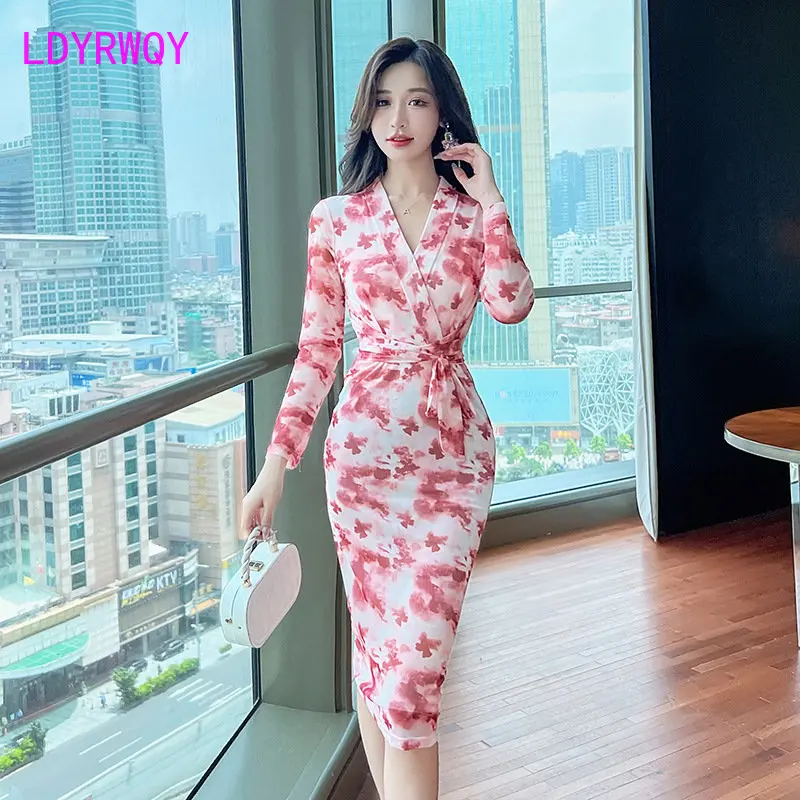 

Red flower dress autumn new French temperament socialite mesh gauze V-neck long sleeve waist slim bag hip