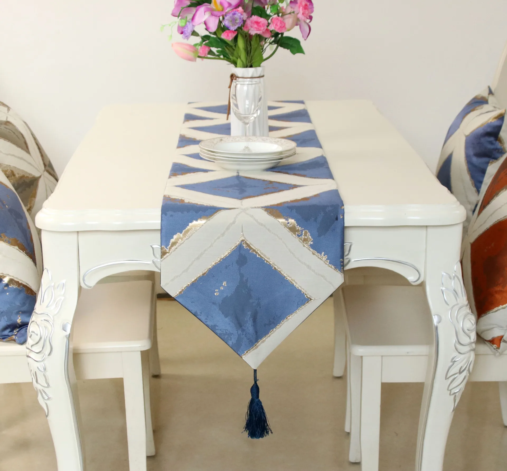 

Большая решетчатая настольная дорожка в европейском стиле с вышивкой