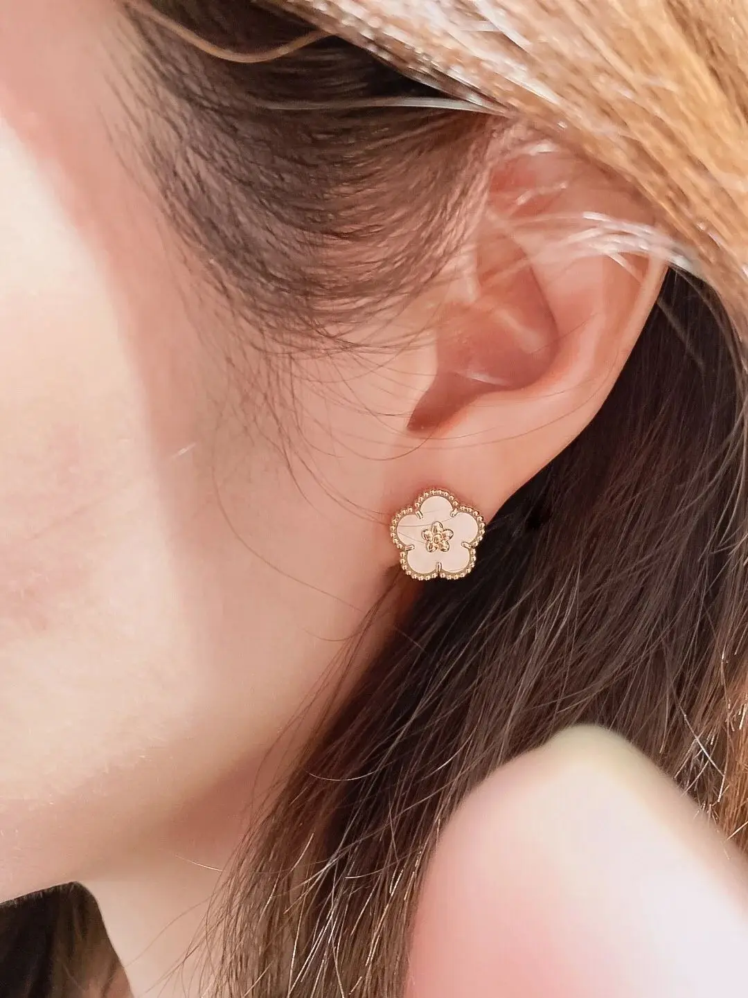 

New 2023 Trend Luxury Famous Brand Jewelry Rose Gold Natural Gemstone Lucky Flowers Spring Earrings For Women Mother Of Pearl