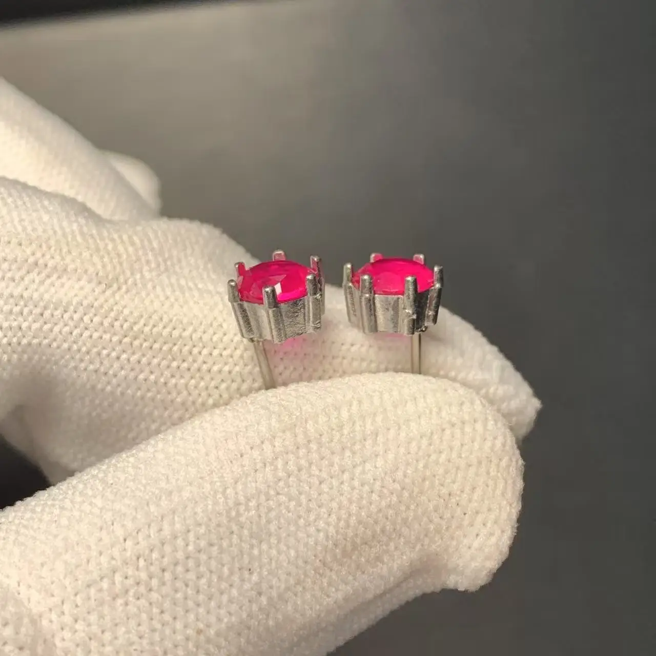 Серьги-гвоздики HEYYA STONE с рубином из нержавеющей стали