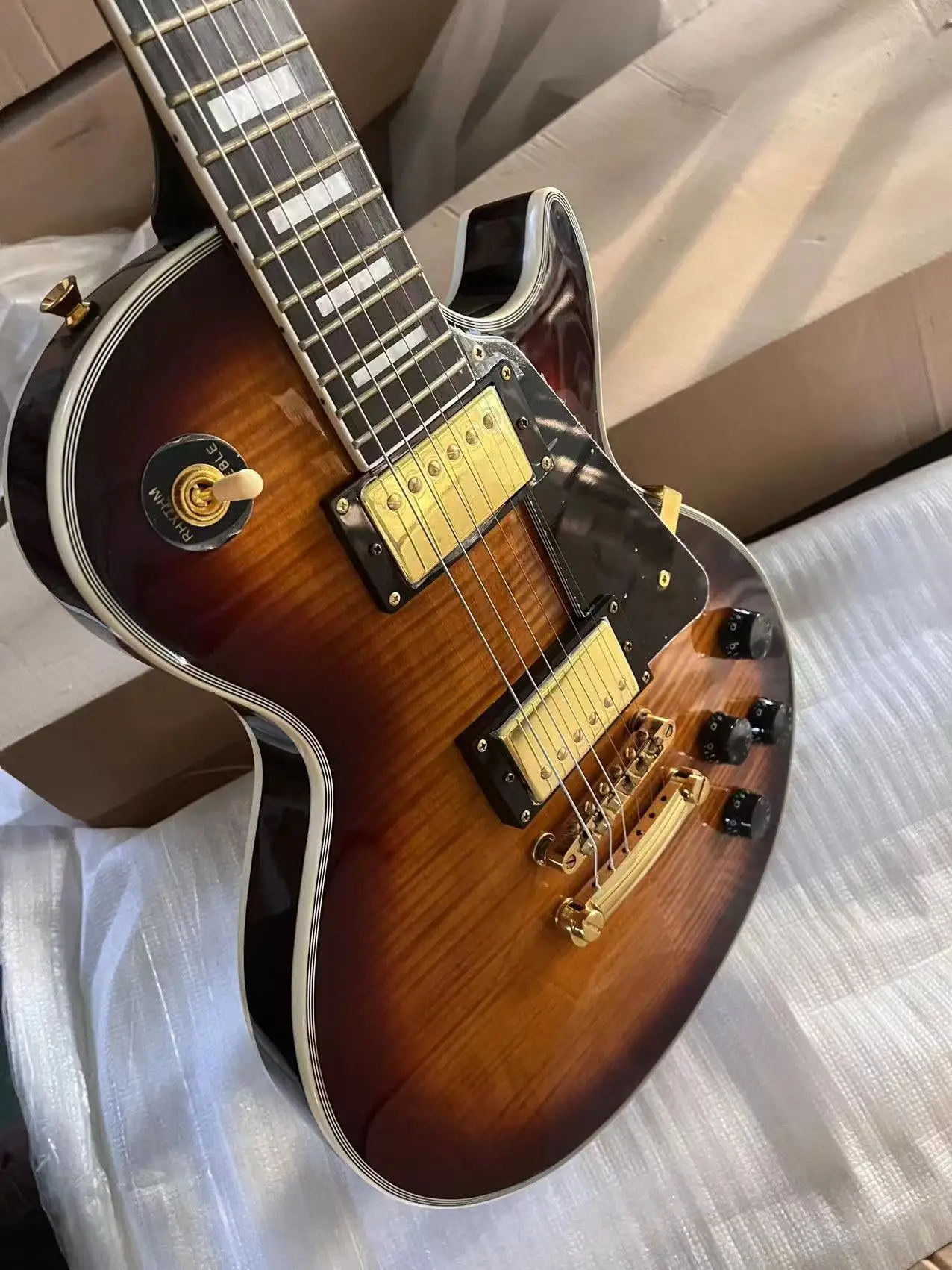 

Под заказ, винтажная электрическая гитара Sunburst Flame Maple Top с 22 ладами, импортная Золотая фурнитура