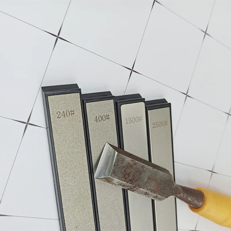 Алмазный заточник для ножей Diamondnal с заменяемым углом заточки и алмазным шлифовальным камнем, смазанным маслом.