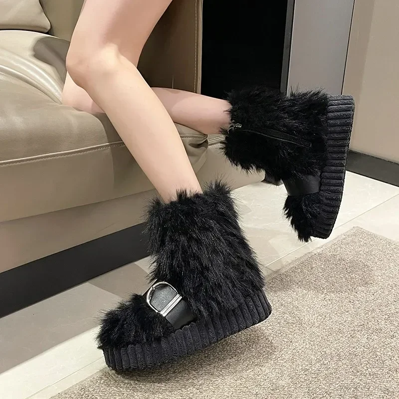 

Меховая женская обувь, новинка 2023, дизайнерские ботинки из искусственного меха с пряжкой, на толстой подошве, женские зимние плюшевые теплые модные современные ботинки на молнии