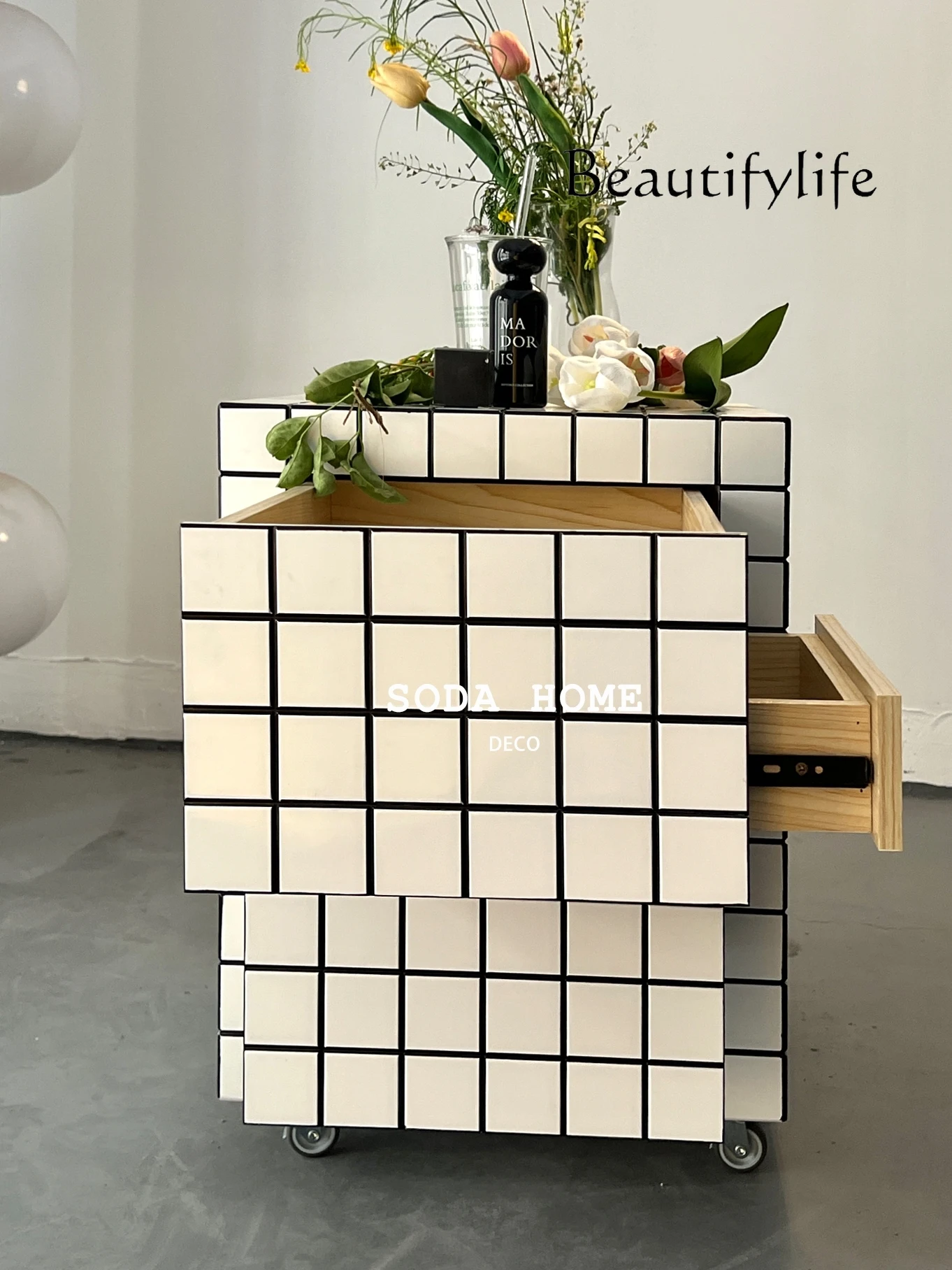 Кремовый прикроватный столик