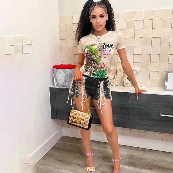 Рисунок 4 - Женские джинсовые шорты с вырезами и дырками