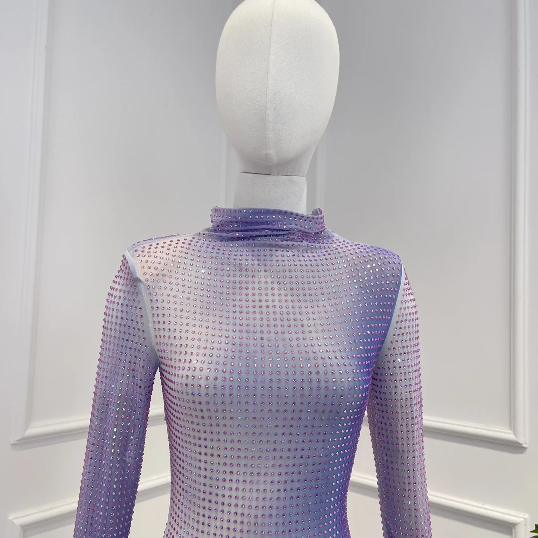 Рисунок 3 - Женское платье с высоким воротником