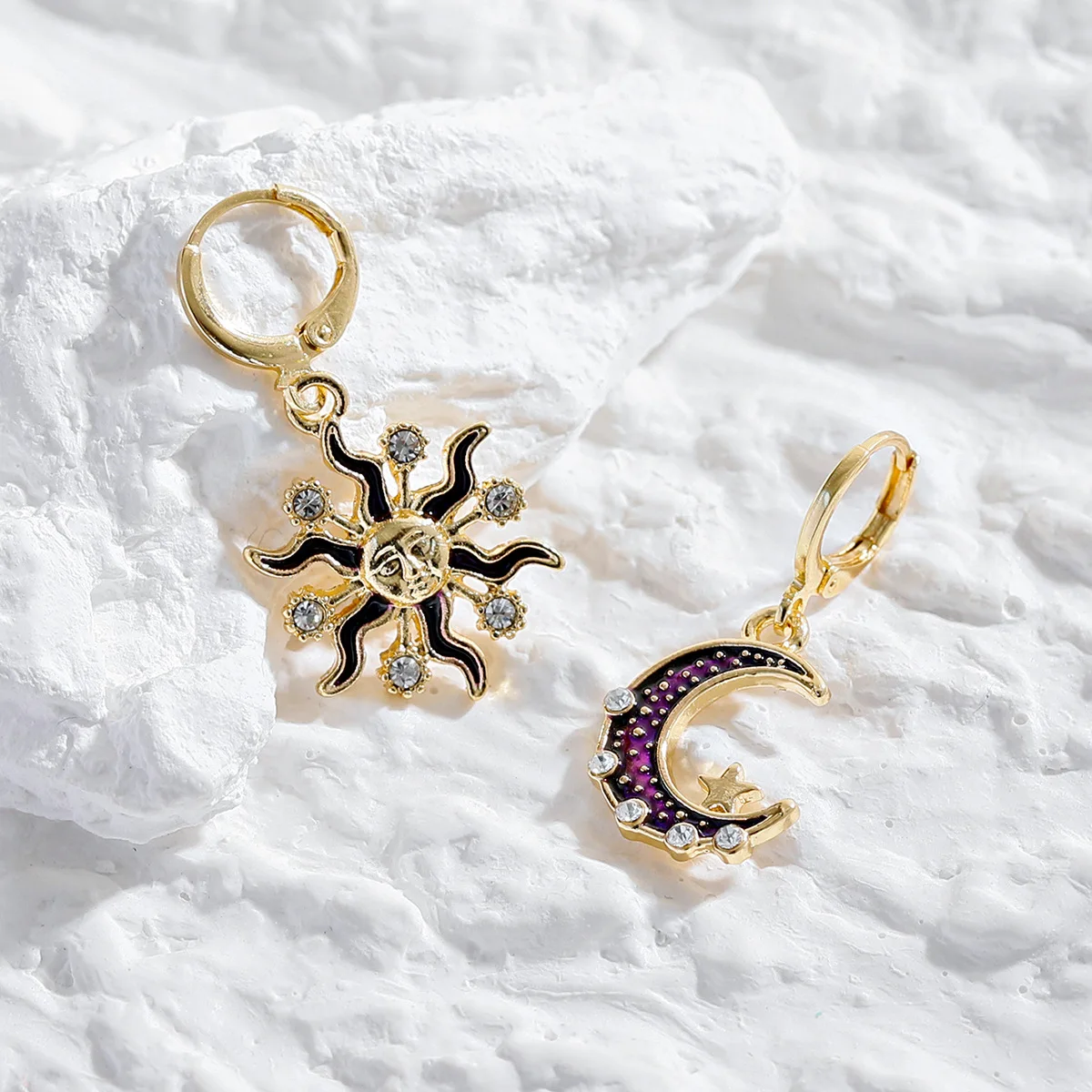

Wholesale Gold Color Vintage Sun Star Moon Asymmetric Earrings for Women Dangle Earring Hollow Brincos Female Jewelry