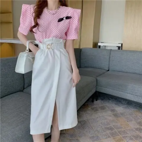 

Женский костюм-двойка в горошек, футболка с коротким рукавом и юбка с высокой талией и разрезом, модель Y129 на лето, 2022