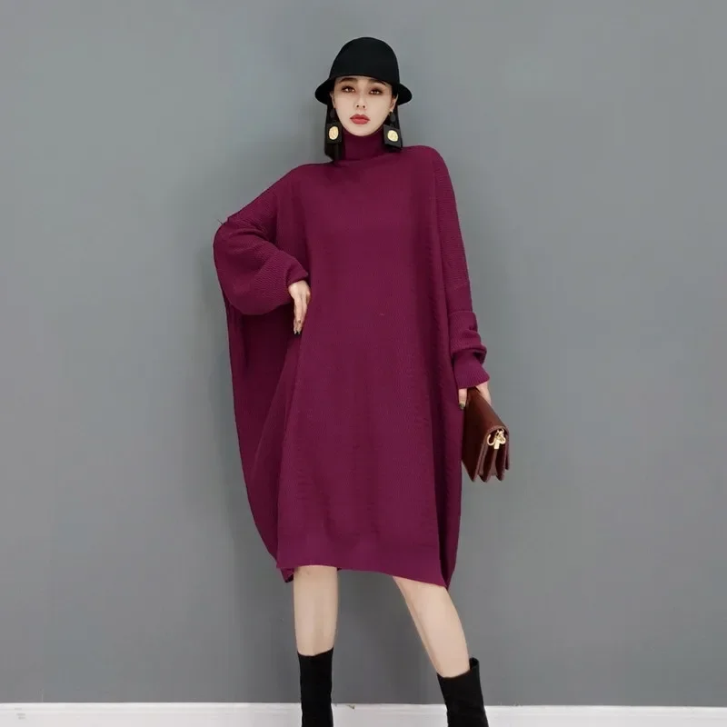 

Женское трикотажное платье-свитер с высоким воротником