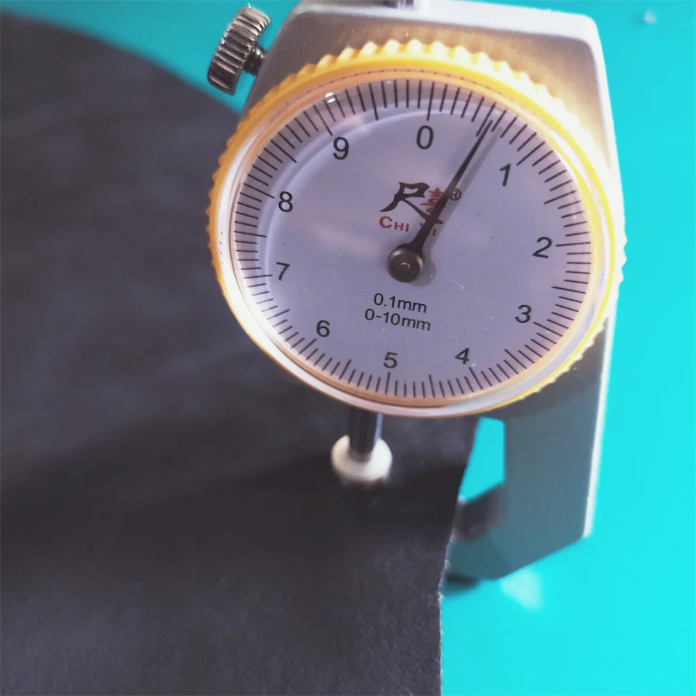 Мягкий черный материал из овечьей кожи