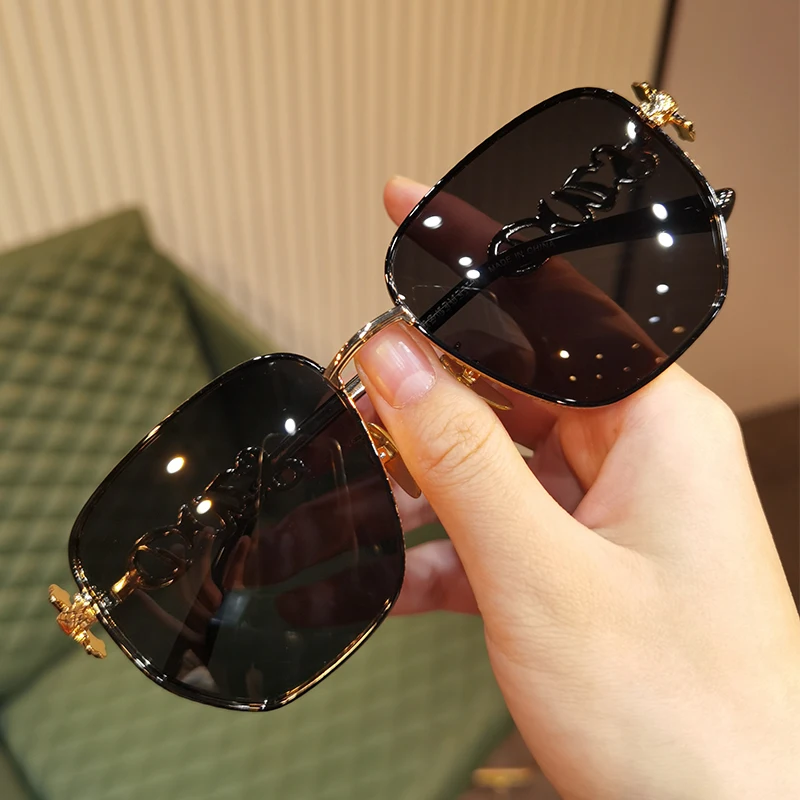 

Очки солнцезащитные женские зеркальные в ретро-стиле с надписью