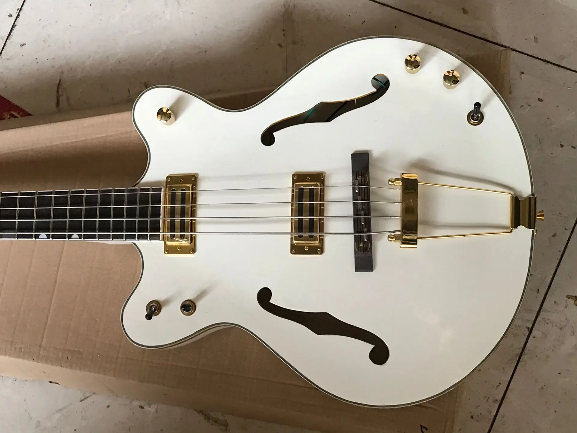 Gret 4-струнная белая электрическая бас-гитара с полым корпусом, золотая фурнитура, подставка из розового дерева 8