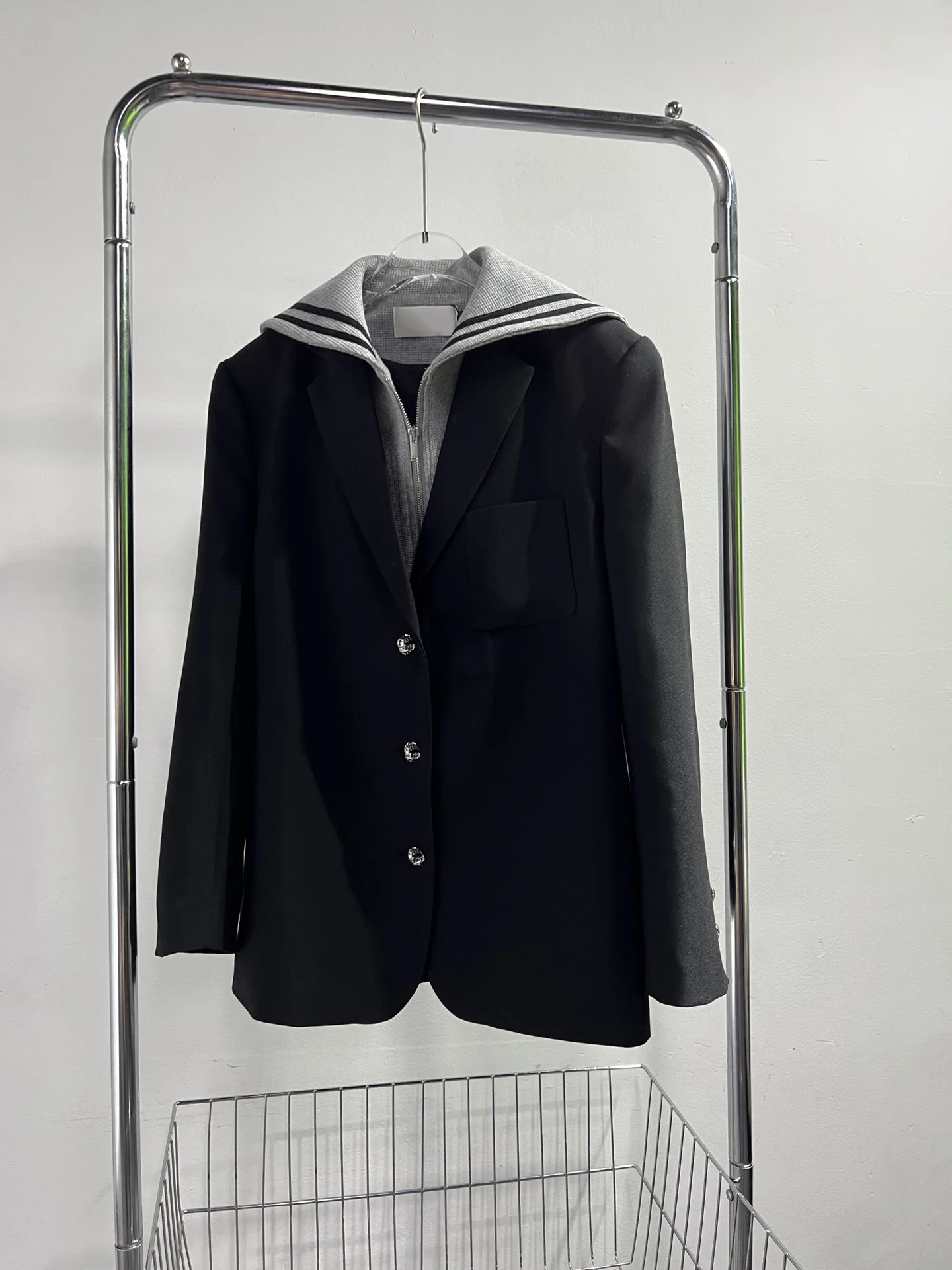 

2023 Early fall new, fake two patchwork suits, can be open to wear out of the small hoodie, age reduction fashion,