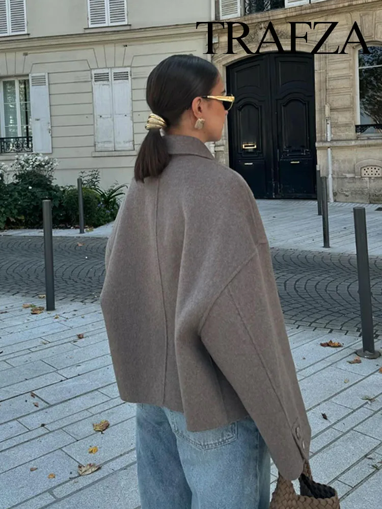 Женская однобортная куртка с отложным воротником и длинным рукавом на пуговицах