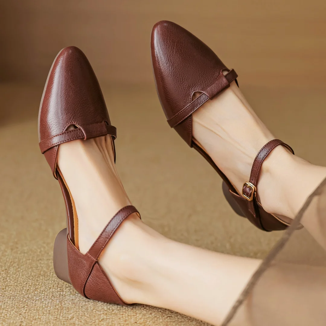 Женские босоножки из натуральной кожи с острым носком и ремешком на щиколотке