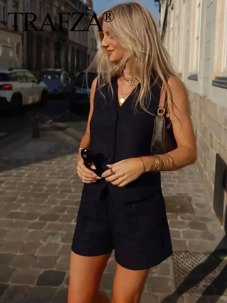 Жилет женский однотонный без рукавов с V-образным вырезом и карманами