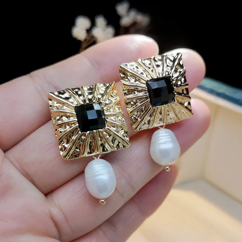 

Exaggerated Square Fold Inlaid Black Zircon Earrings Exquisite Fashion Gold Color Hand-hung Imitation Pearl Earrings