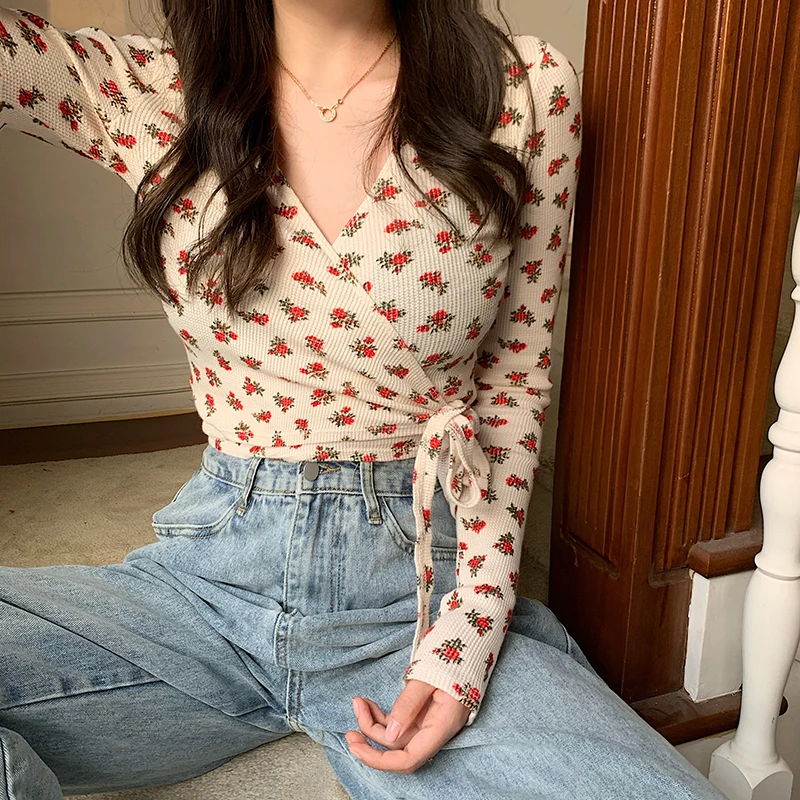 

Female Fashion Wild Printed Floral Sexy Knit Long-sleeve T-Shirts Spring Summer Women's V-neck Thin Small Wrinkle Floral Tops