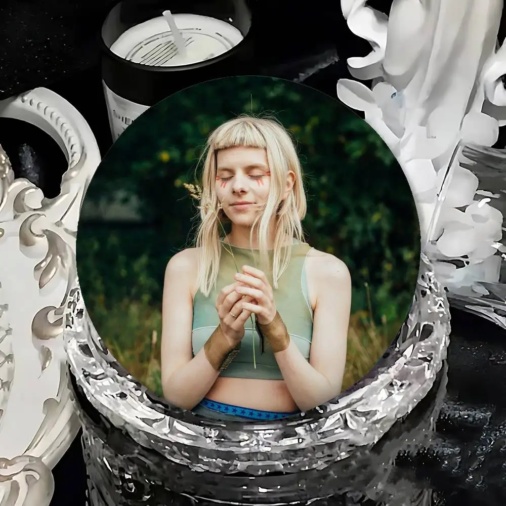 

Значки Aurora Aksnes Singer с животными