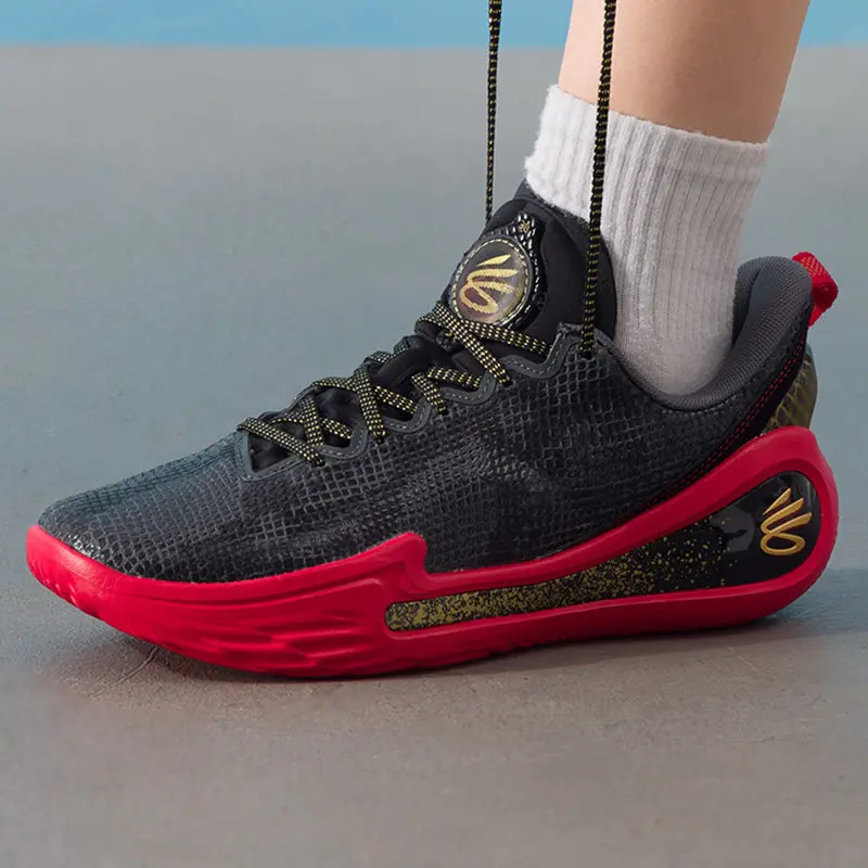 Фото Спортивные баскетбольные кроссовки Under Armour 6004077-001, унисекс, с амортизацией №1
