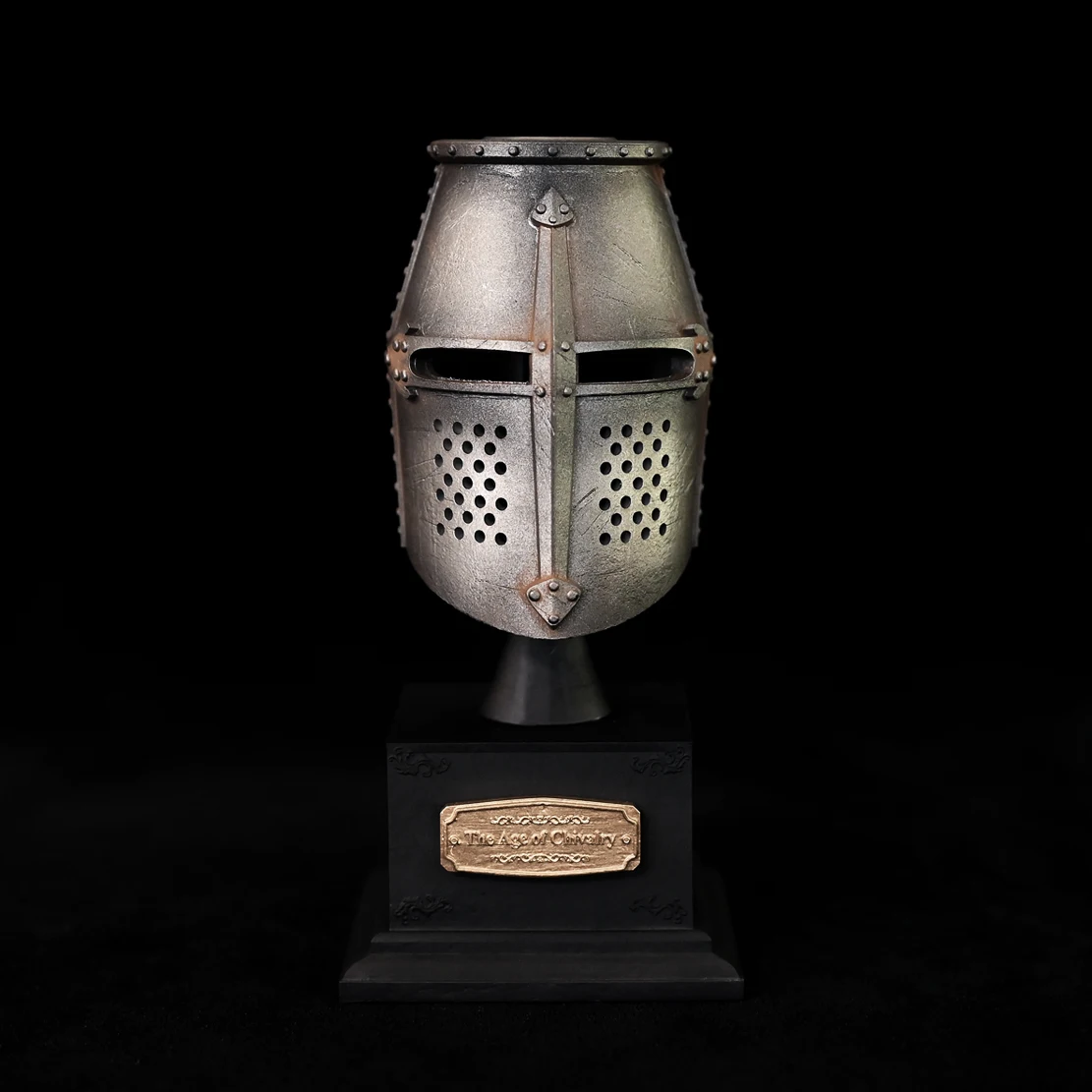 

Модель шлема рыцаря из канифоли