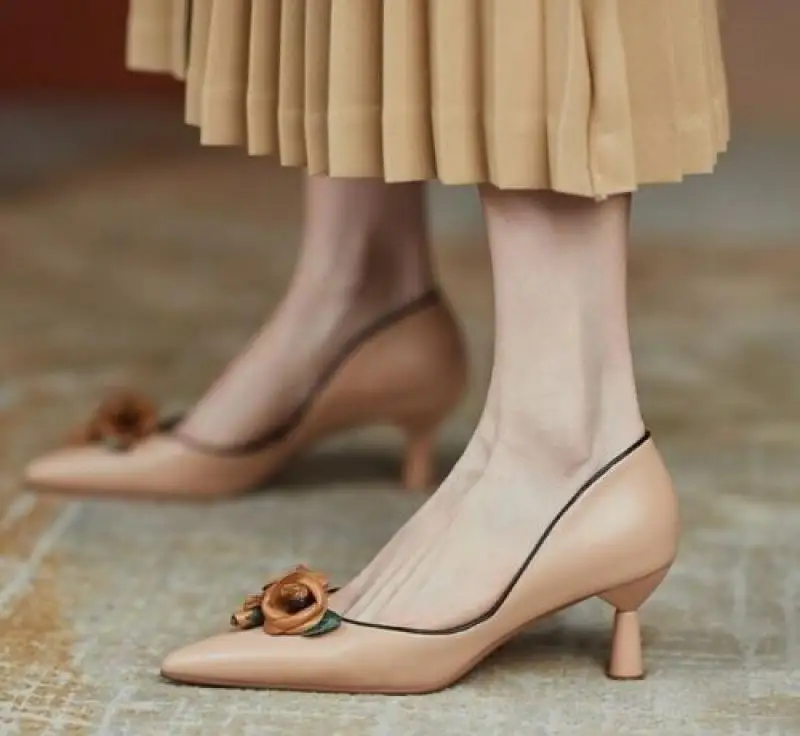 

Женские туфли-лодочки с цветочным принтом и острым носком