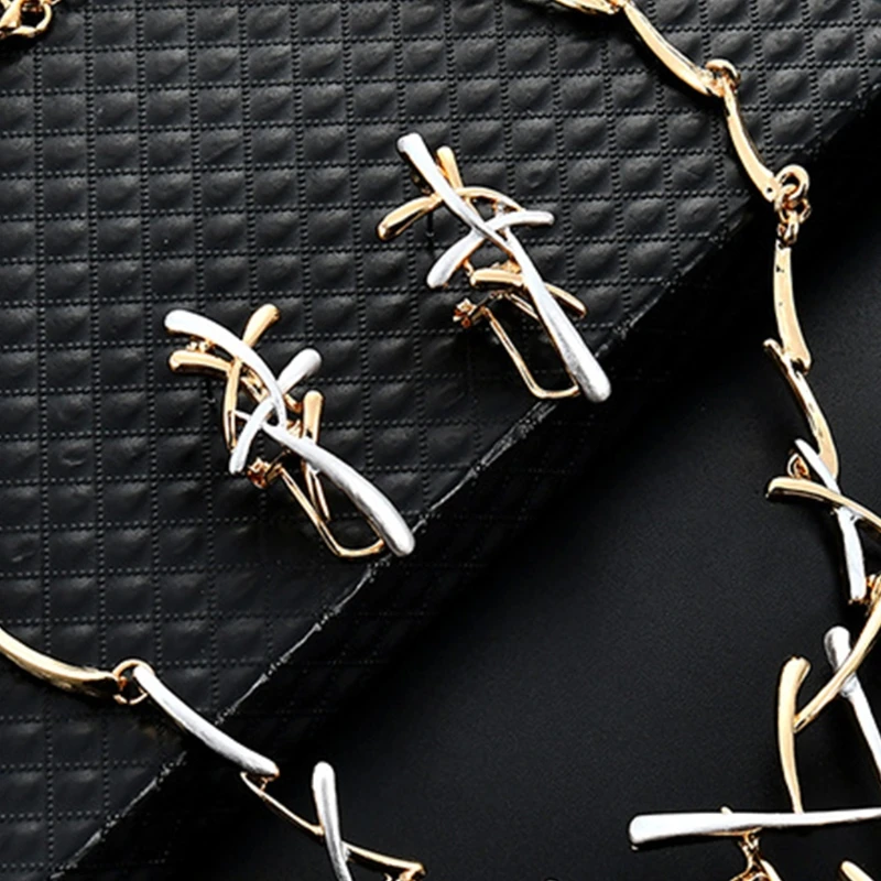 Женский комплект бижутерии из колье и серёг цвет в ассортименте