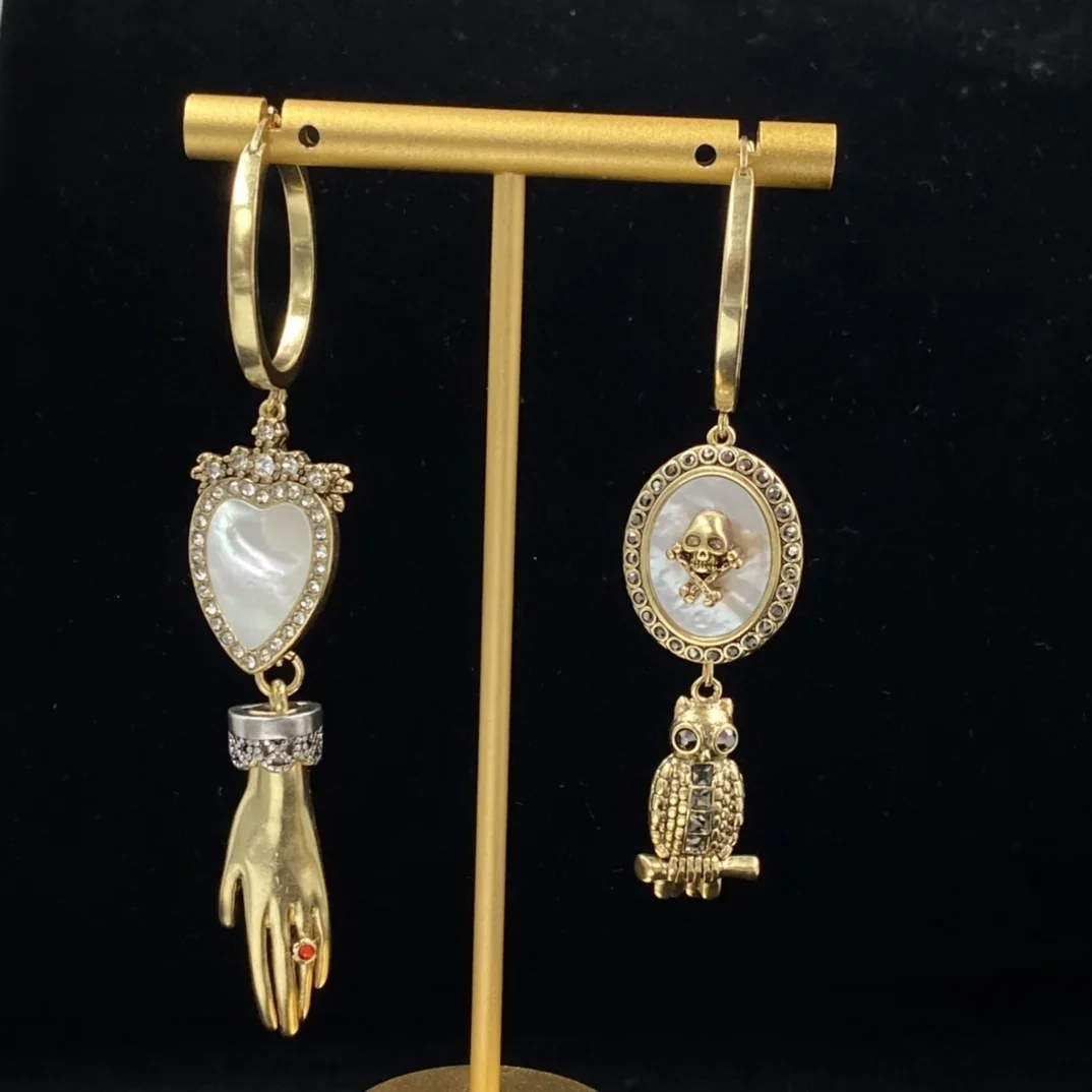 

Женские винтажные серьги-гвоздики в виде черепа