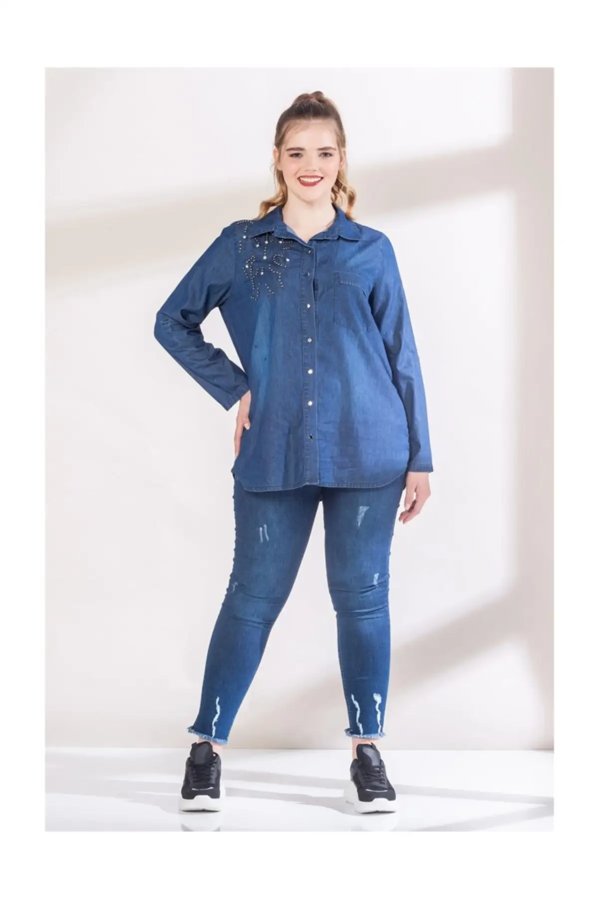 

Женская темно-синяя рубашка с вышивкой камнями